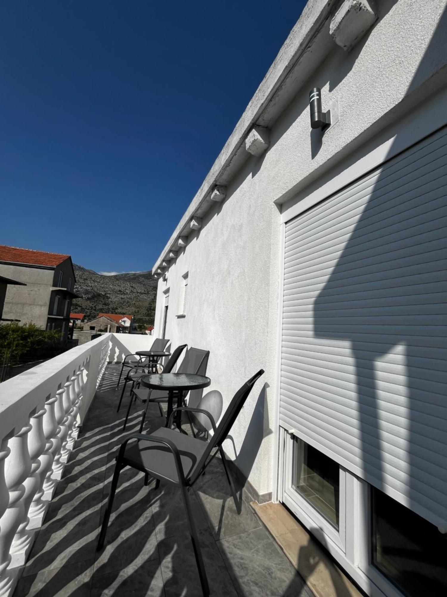Twin Apartments Ivanica Bagian luar foto