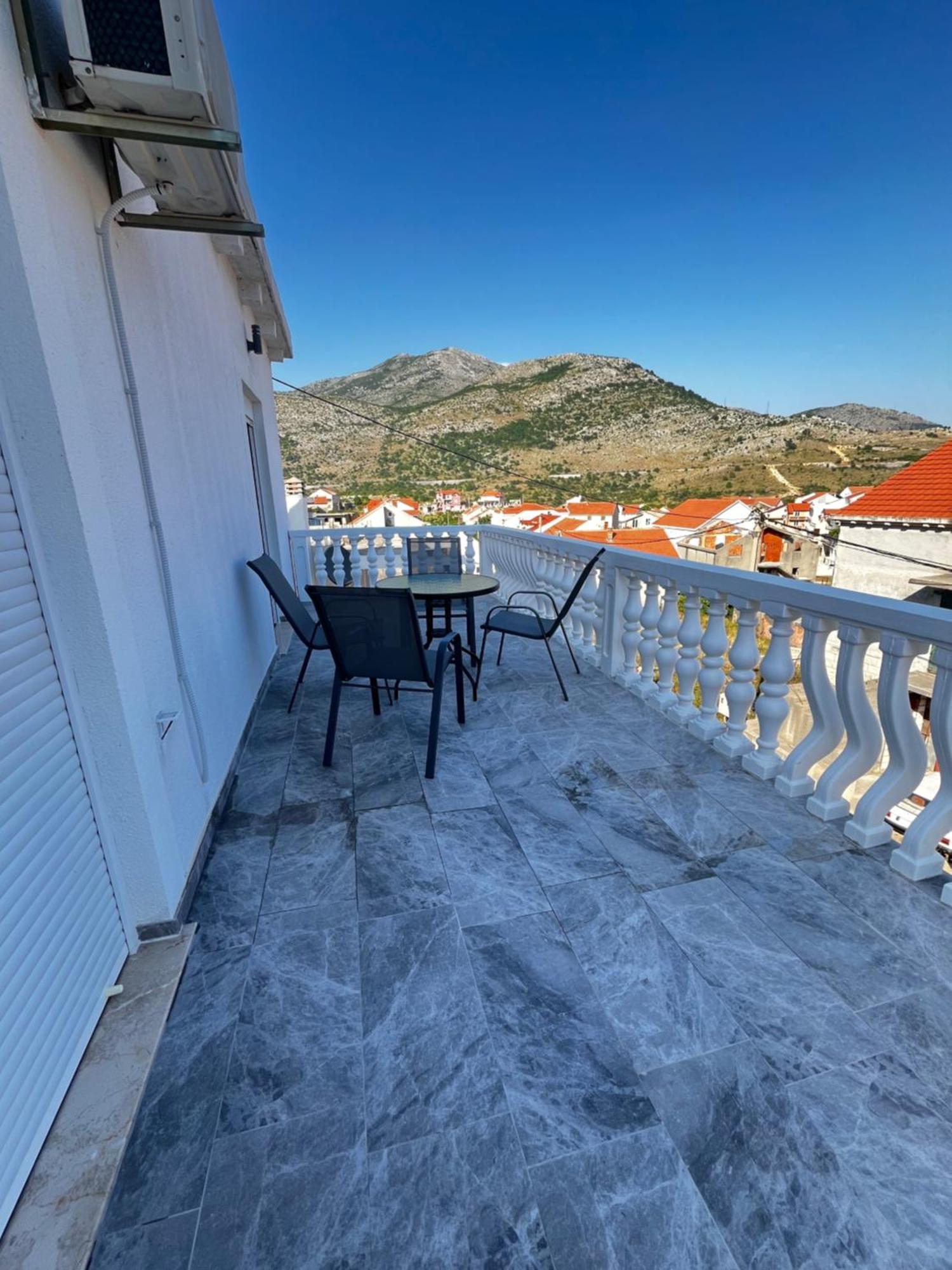 Twin Apartments Ivanica Bagian luar foto